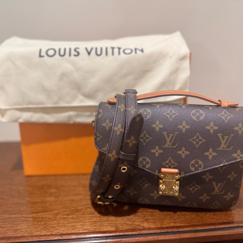 Louis Vuitton Pochette Métis Monogram Handbag - Picture 11 of 12
